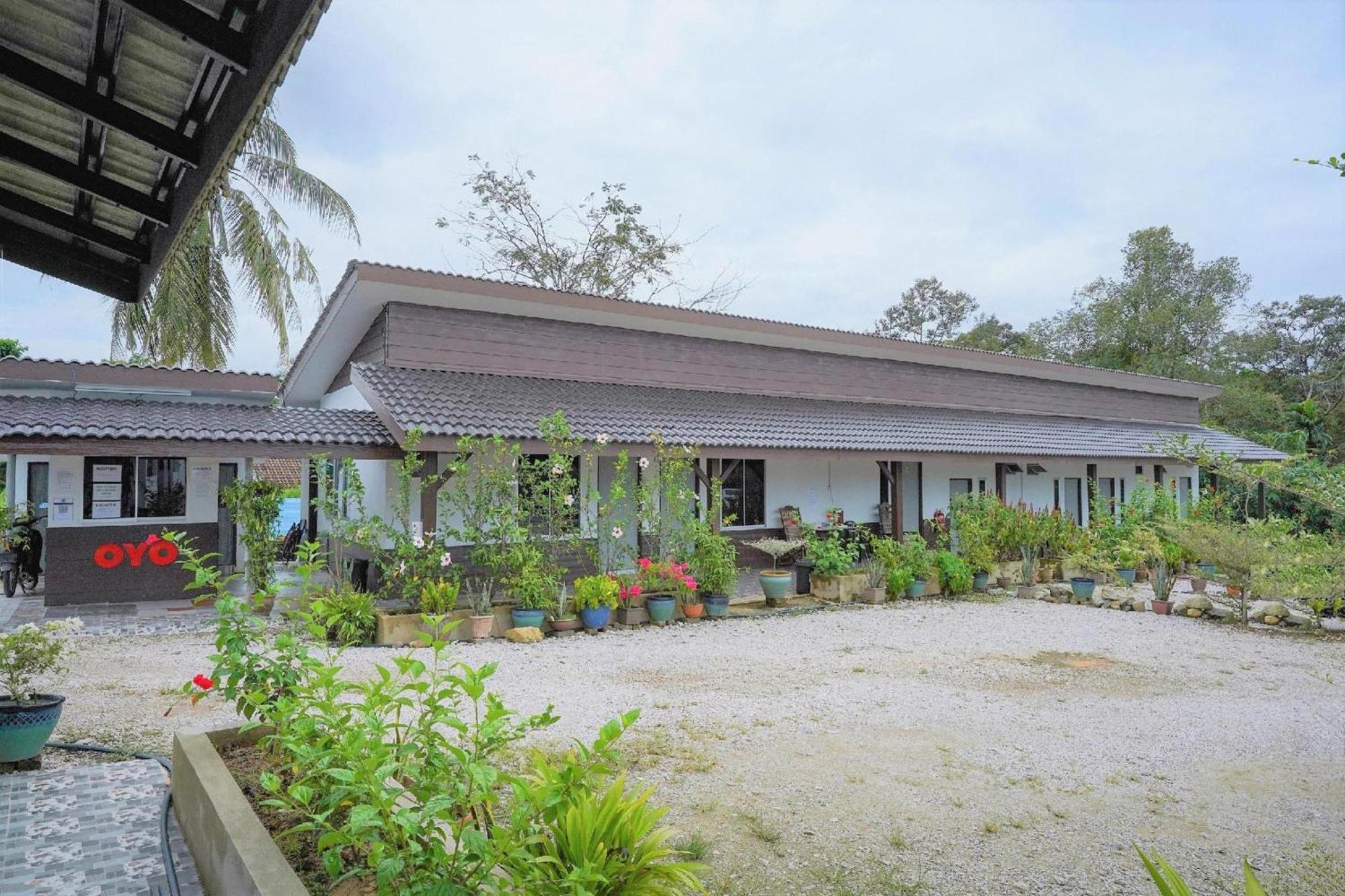 Capital O 90168 Serambi Pelangi Chalet Чанглун Екстериор снимка